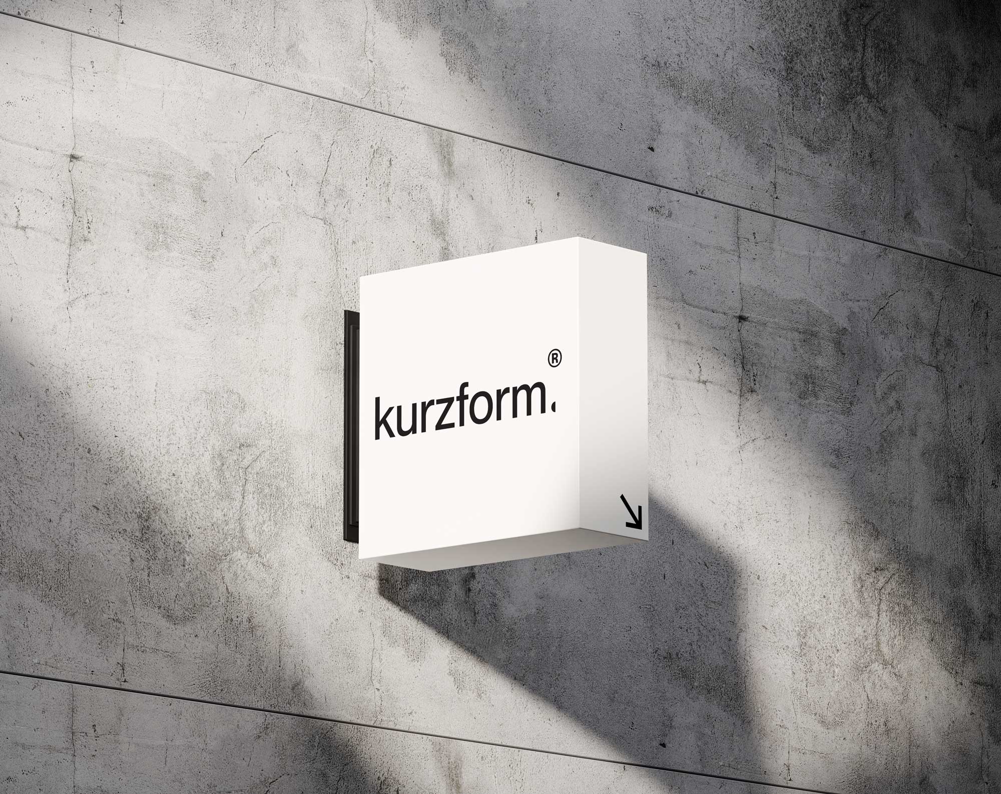 Kurzform Logo Sign auf einer rustikalen Betonwand