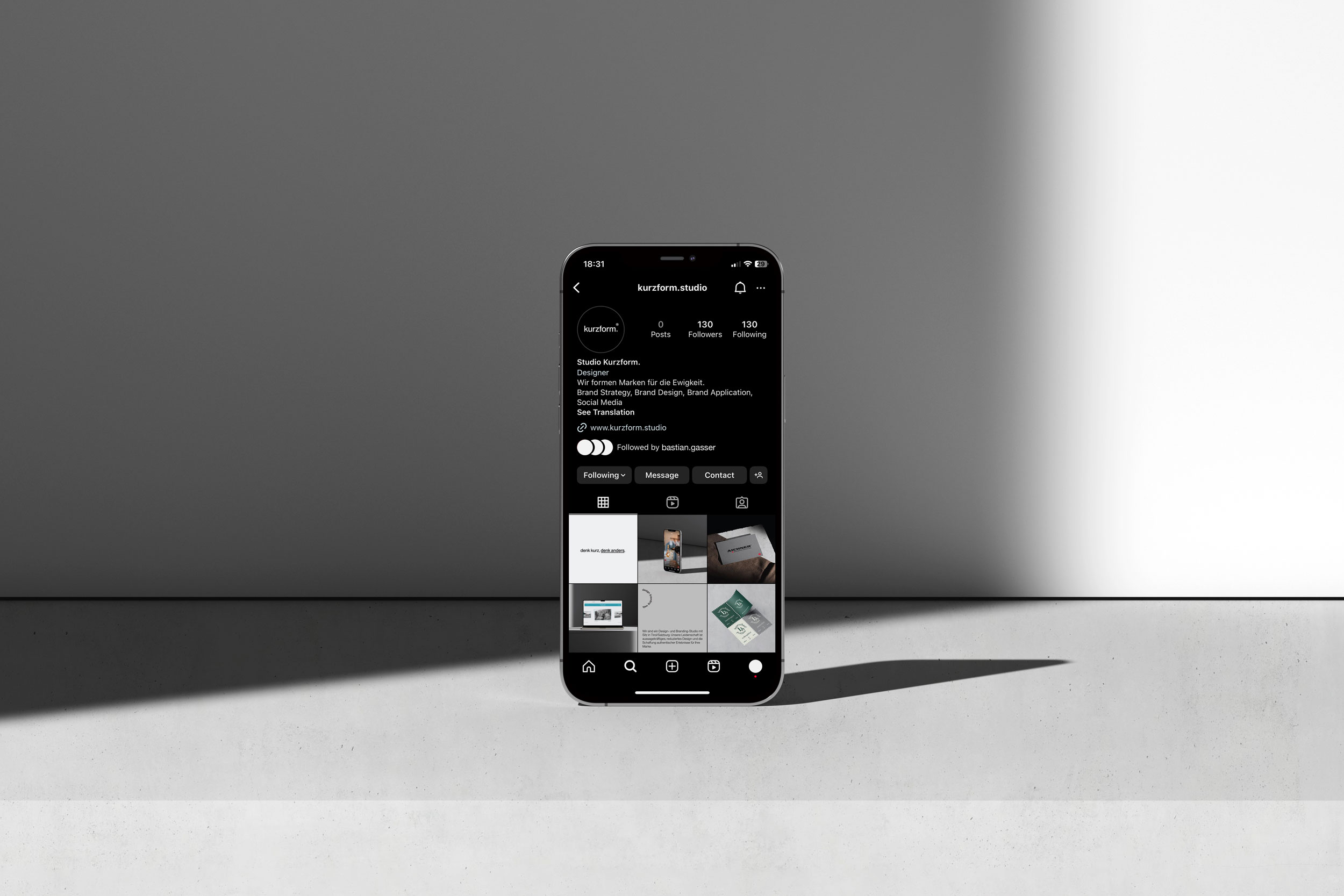 Nahaufnahme von einem Smartphone mit dem Instagram Feed von Kurzform in einer monochromen Umgebung
