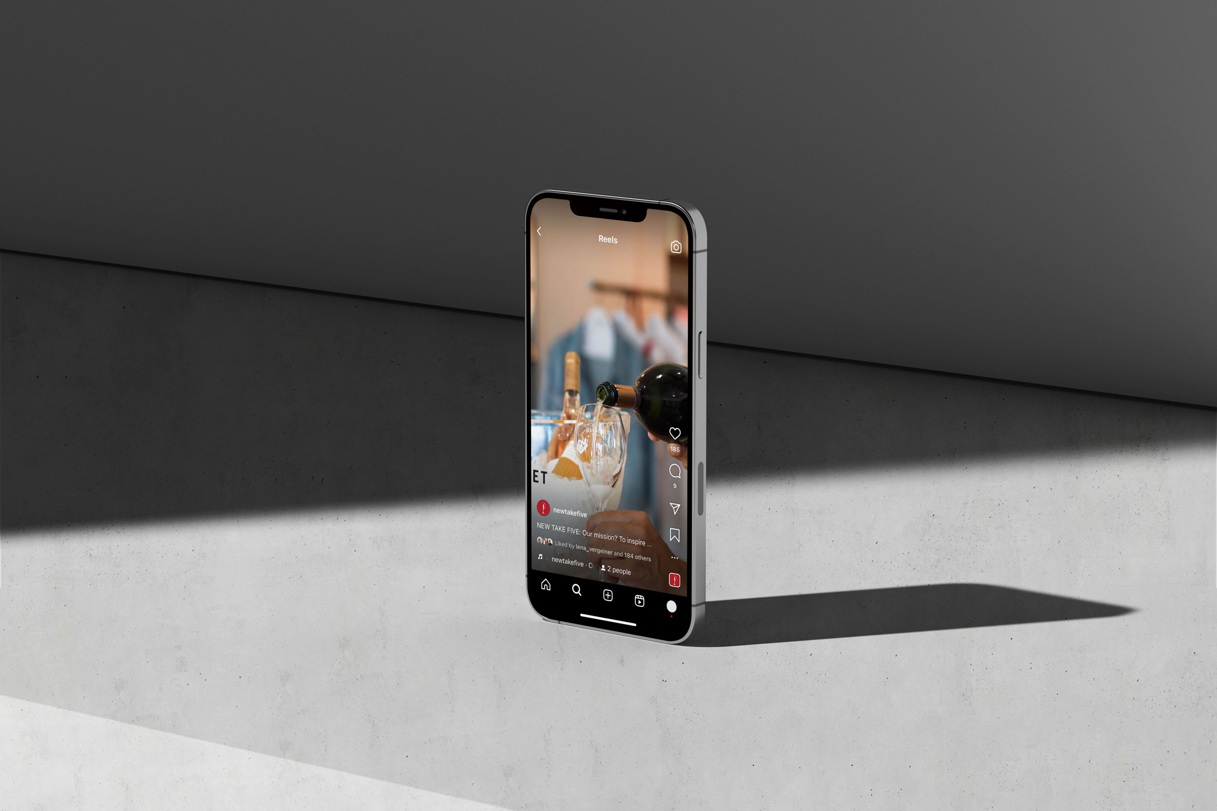 Nahaufnahme von einem leicht gedrehten Smartphone mit dem Instagram Reel von New Take Five in einer monochromen Umgebung