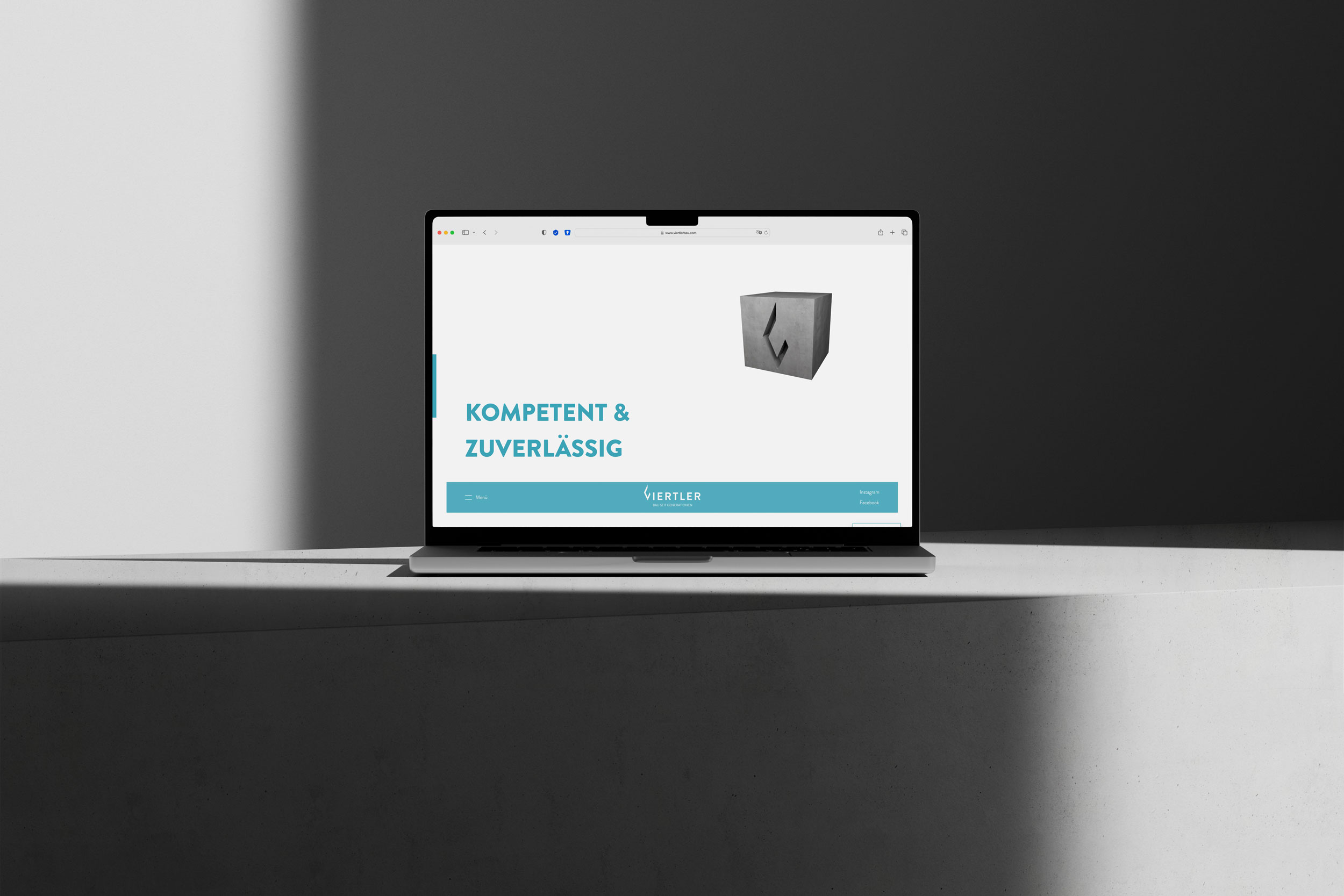 Nahaufnahme von einem Laptop mit der Desktopansicht von der Viertler Website Hero Section in einer monochromen Umgebung