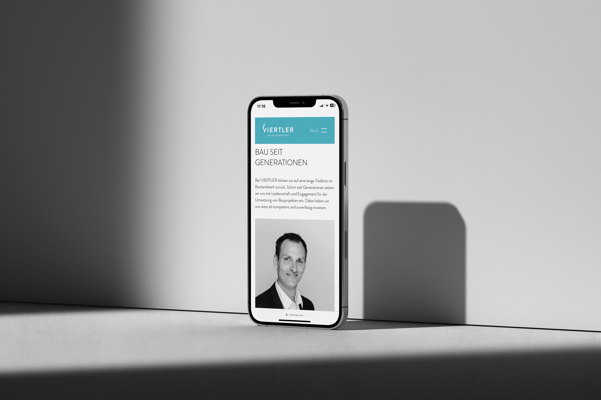 Nahaufnahme von einem Smartphone mit der mobilen Ansicht von der Viertler Website in einer monochromen Umgebung