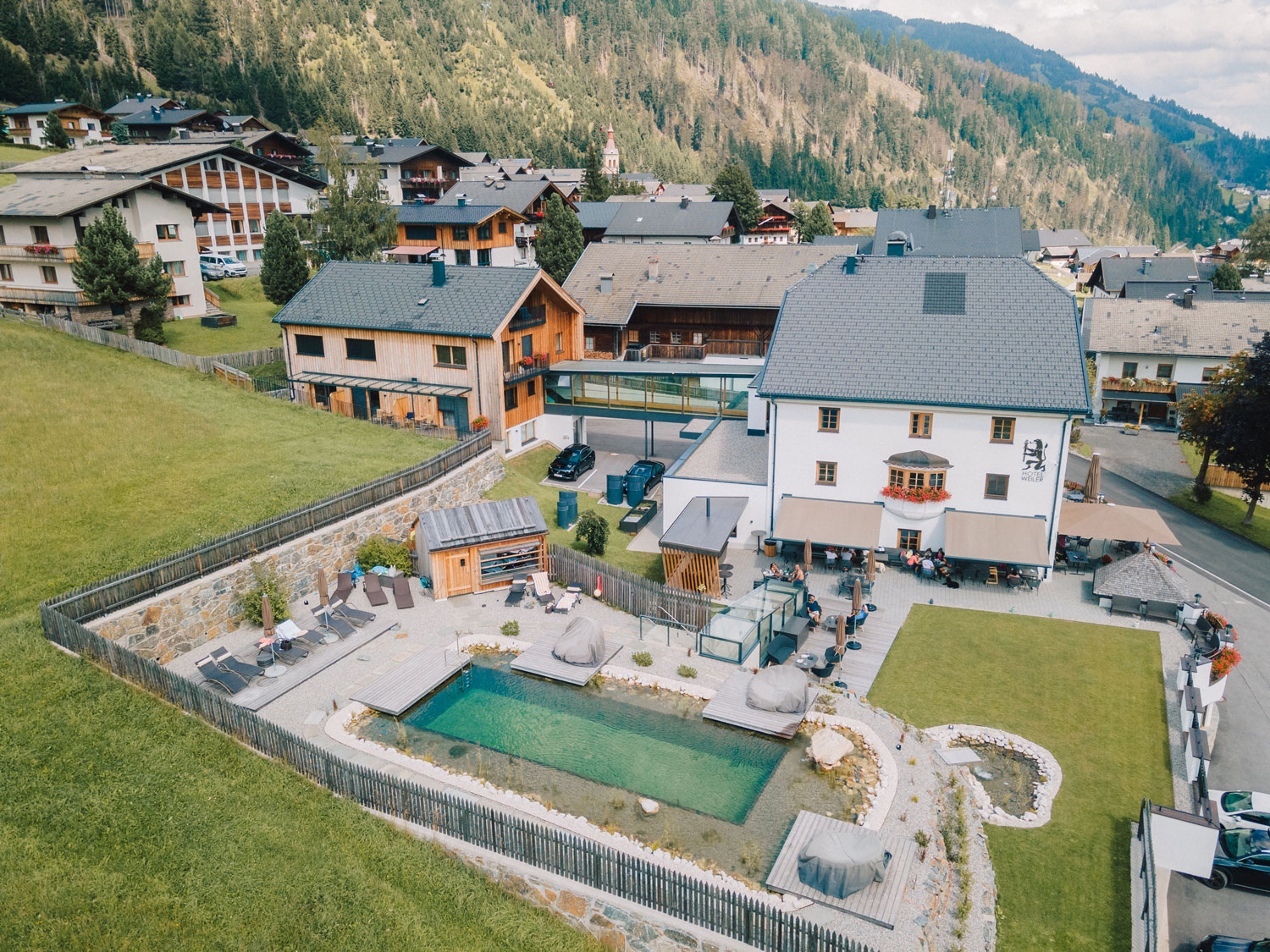 Drohnenaufnahme von der Hotel Weiler Außenbereich mit Poolanlage und Terasse