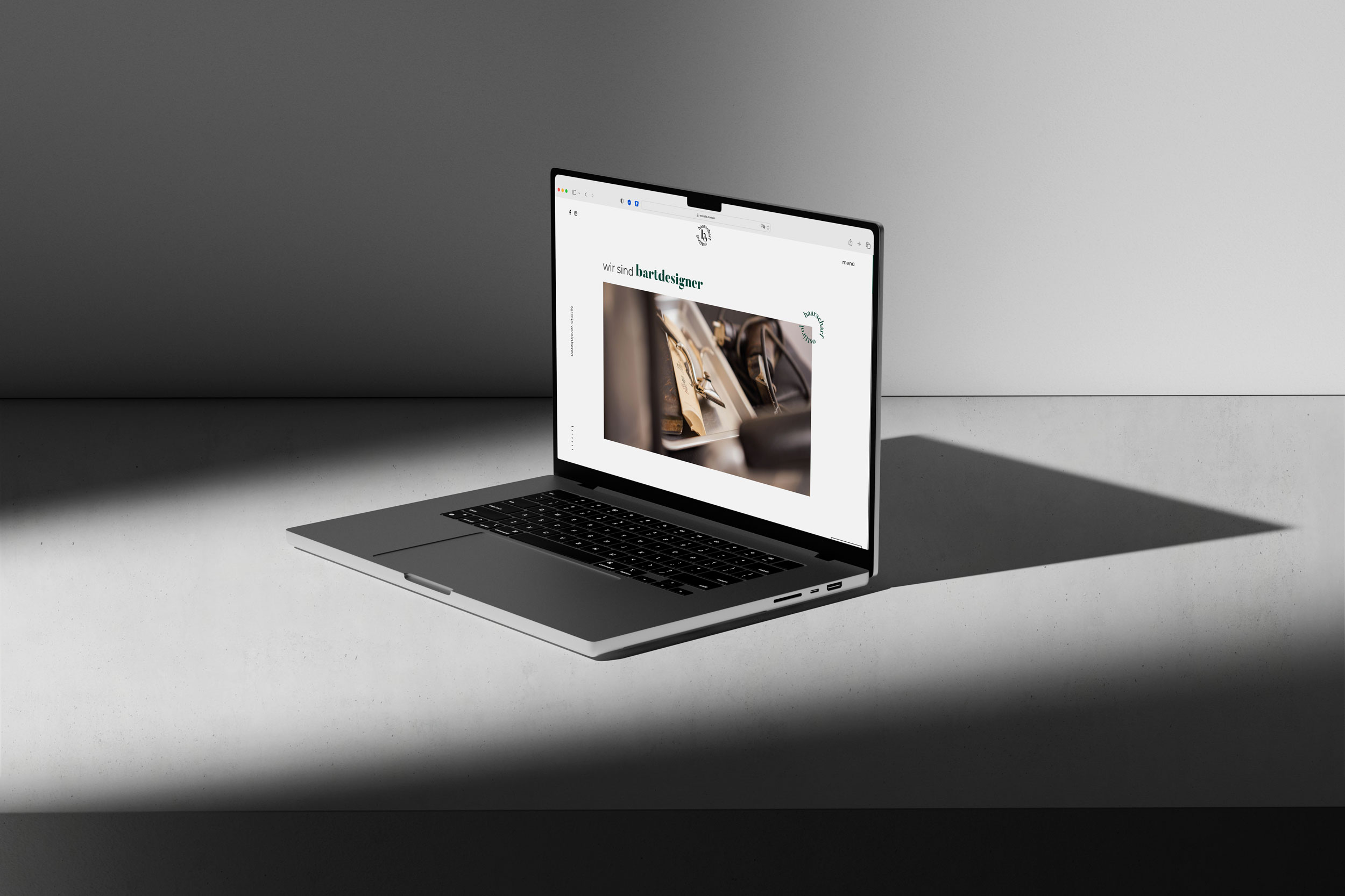 Laptop mit geöffneten Hero Section von der Website von Haarscharf Osttirol in monochromen Umgebung mit harten Schatten